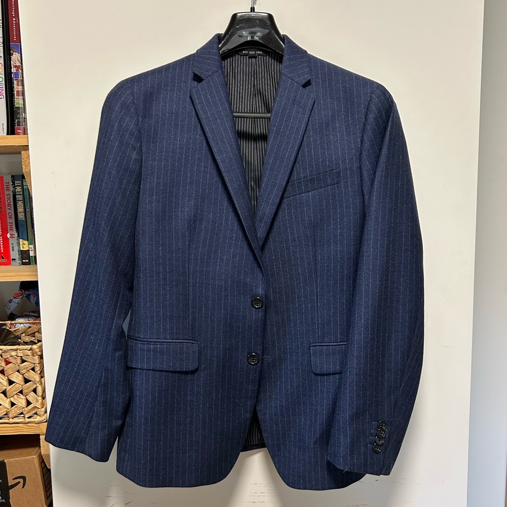 Men’s Banana Republic Navy Pinstriped Suit, 100% Wool,  Pant:31x30, Jacket:38S/C